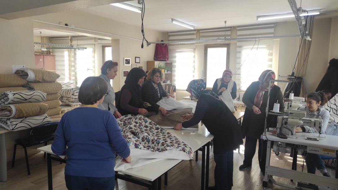 Şehzadeler Halk Eğitim Merkezi Depremzedeler  İçin Battaniye Üretimine Başladı